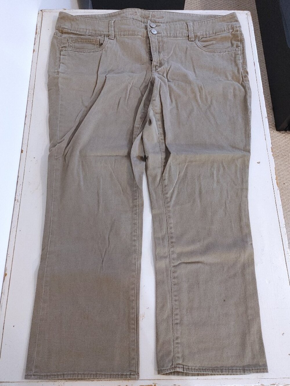 size 16 light grey American Eagle mid-rise Artist stretch cropped jeans